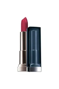 Tube de rouge à lèvres Maybelline Matte N° 960 Red Sunset, couleur framboise ou rouge profond, avec son capuchon posé à côté sur fond blanc.