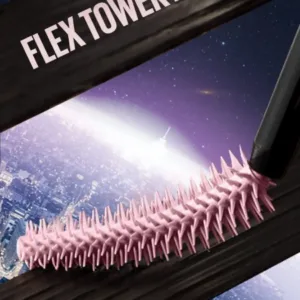 Gros plan sur la brosse Flex Tower rose en forme de cône du mascara Maybelline Sky High, avec un fond urbain et ciel étoilé.