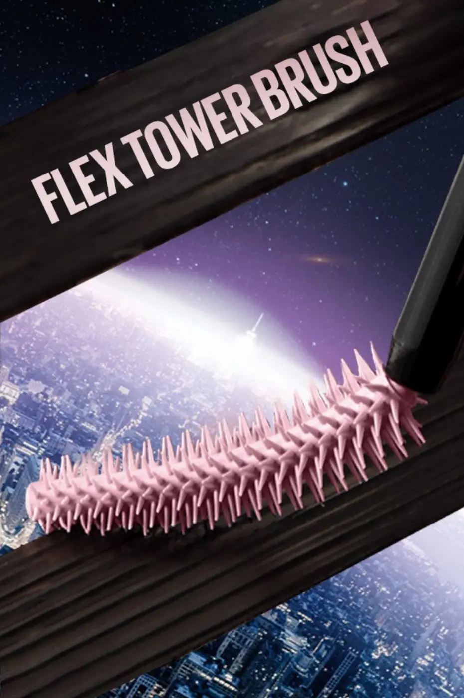 Maybelline Sky High : La Brosse Flex Tower (Vue Ciel) Gros plan sur la brosse Flex Tower rose en forme de cône du mascara Maybelline Sky High, avec un fond urbain et ciel étoilé.