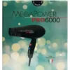 Boîte du sèche-cheveux noir MEGA POWER PRO 6000, 100% fabriqué en Italie, fond vert avec effet bokeh.