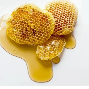 Gros plan sur trois morceaux de rayons de miel frais et du miel coulant sur une surface blanche, avec le logo Rica.