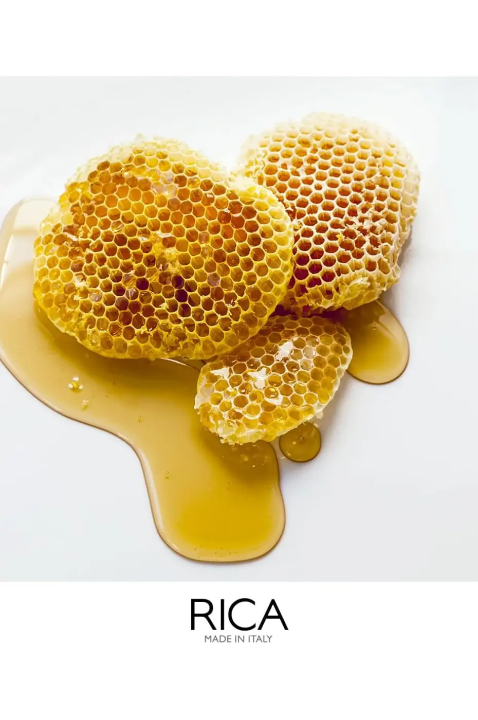 Miel Naturel Gros plan sur trois morceaux de rayons de miel frais et du miel coulant sur une surface blanche, avec le logo Rica.