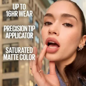 Mannequin portant le Matte Ink N°65 Seductress (nude rosé mat) : 16h de tenue, couleur saturée et applicateur de précision.