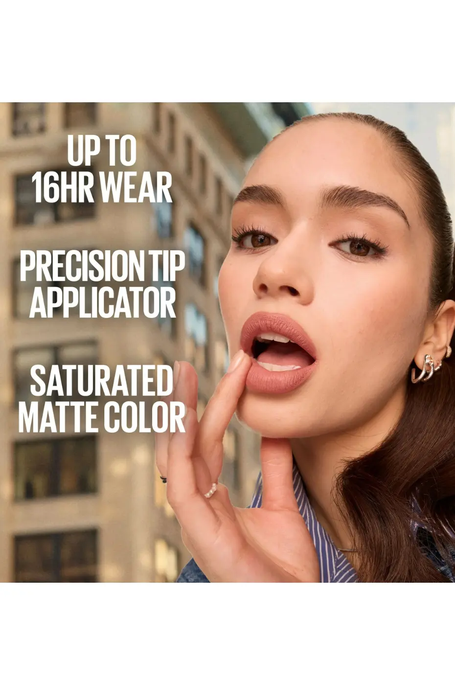 Nude Parfait : Matte Ink Seductress N°65, tenue 16h Mannequin portant le Matte Ink N°65 Seductress (nude rosé mat) : 16h de tenue, couleur saturée et applicateur de précision.