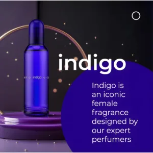 Flacon bleu intense Colour Me Indigo sur un podium. Description : "fragrance iconique pour femme, créée par des experts."