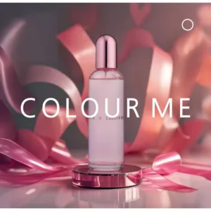Flacon du parfum Colour Me Pink sur un podium rose métallisé, entouré de rubans roses dans une ambiance festive.