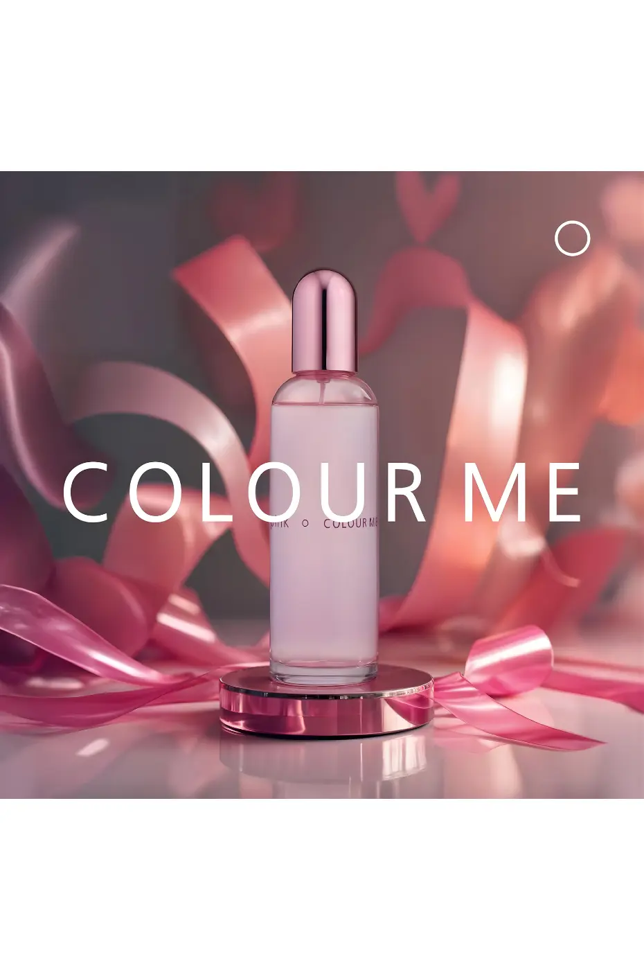 Parfum qui Révèle votre Vibrance Flacon du parfum Colour Me Pink sur un podium rose métallisé, entouré de rubans roses dans une ambiance festive.