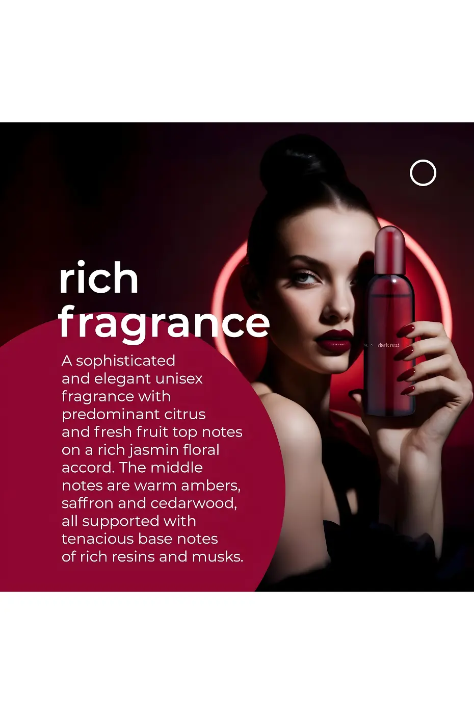 Parfum Unisexe Une femme élégante tenant le flacon Dark Red. Image promotionnelle avec description des notes olfactives riches.