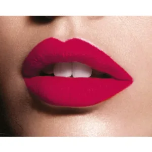 Gros plan sur des lèvres pulpeuses arborant le rouge à lèvres Maybelline Matte N° 960 Red Sunset, un rouge framboise intense avec un fini mat velouté.