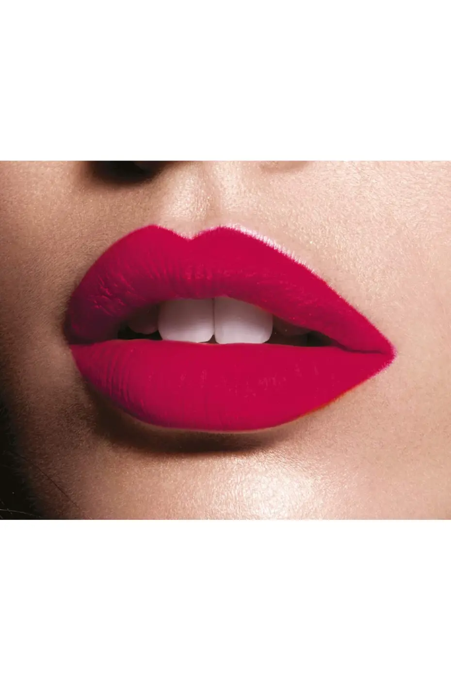 Red Sunset N° 960 : Lèvres mates d’une intensité parfaite Gros plan sur des lèvres pulpeuses arborant le rouge à lèvres Maybelline Matte N° 960 Red Sunset, un rouge framboise intense avec un fini mat velouté.