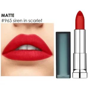 Gros plan sur des lèvres portant le rouge à lèvres Maybelline Mat n°965 "Siren in Scarlet", à côté du tube ouvert.