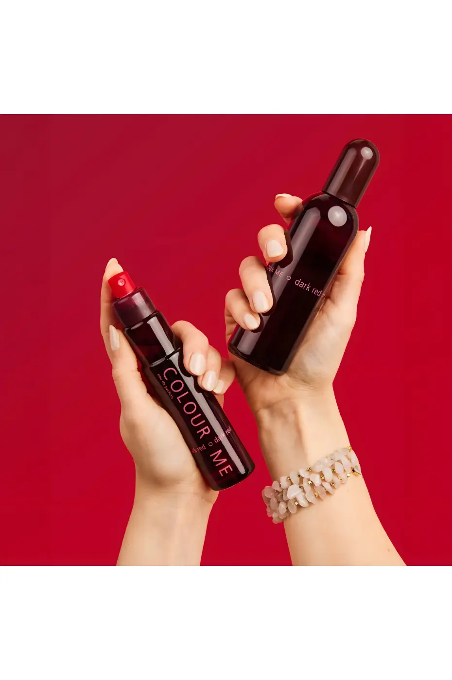 Sillage Captivant Deux mains tenant deux flacons de parfum Dark Red (100ml et format de voyage). Produit cosmétique sur fond rouge vif.