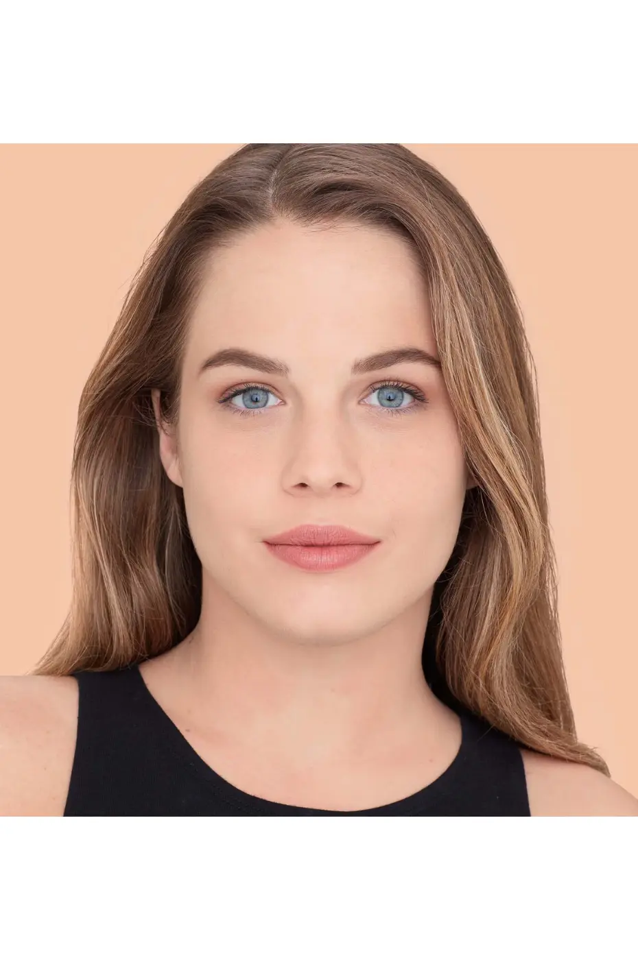 Teint Parfait Portrait d'une femme avec un teint unifié et éclatant grâce au Correcteur Maybelline Fit Me N°10 (Ivoire).