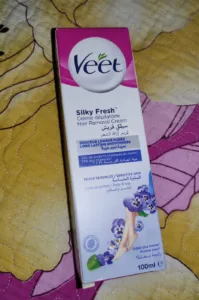 Boîte de Crème Dépilatoire Veet Silky Fresh 100ml pour Peaux Sensibles. Formule Douceur Longue Durée, moins de produits chimiques.
