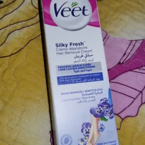 Boîte de Crème Dépilatoire Veet Silky Fresh 100ml pour Peaux Sensibles. Formule Douceur Longue Durée, moins de produits chimiques.