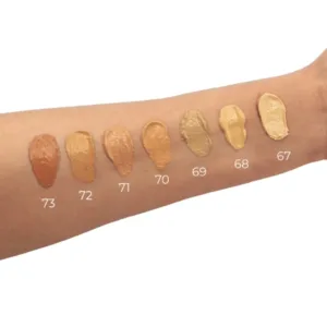 Swatches fond de teint Yves Morel All In One sur un bras, présentant les nuances numérotées de 67 à 73.