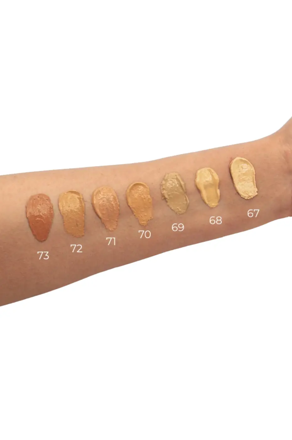 Yves Morel All In One Swatches fond de teint Yves Morel All In One sur un bras, présentant les nuances numérotées de 67 à 73.
