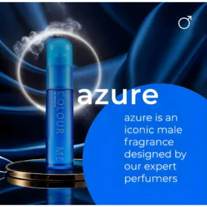 Flacon bleu Colour Me Azure Homme sur socle doré, fond bleu satiné. Parfum masculin emblématique créé par des experts.
