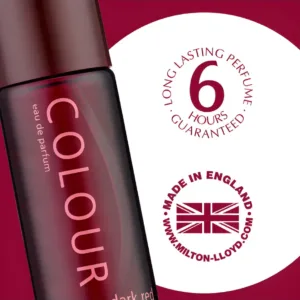 Flacon Colour Me Dark Red sur un podium. Description: fragrance sophistiquée, notes d'agrumes, ambre, cèdre et musc.