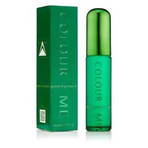 Flacon de parfum Colour Me Green et son emballage vert émeraude, posés sur un fond blanc épuré pour homme élégant.