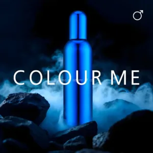 Bouteille de parfum Colour Me Azure bleue avec fond néon et texte décrivant une fragrance fraîche et puissante.