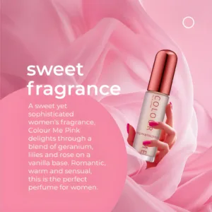 Main tenant le parfum Colour Me Pink sur fond de tissu rose, ambiance romantique et description olfactive féminine.