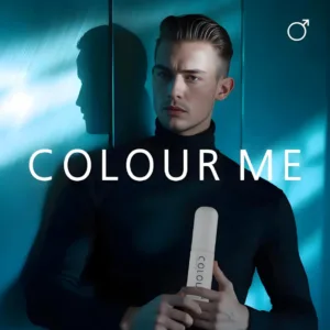 Photo publicitaire de l'Eau de Parfum Homme Colour Me Abstract Art 50ml, tenue par un homme élégant.