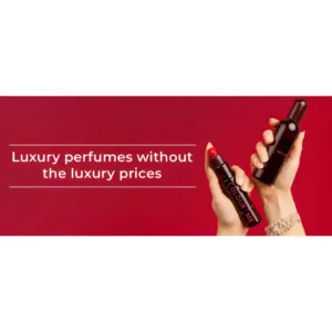 Deux flacons de parfum Colour Me Dark Red tenus par des mains sur fond rouge. Slogan : luxe sans prix du luxe.
