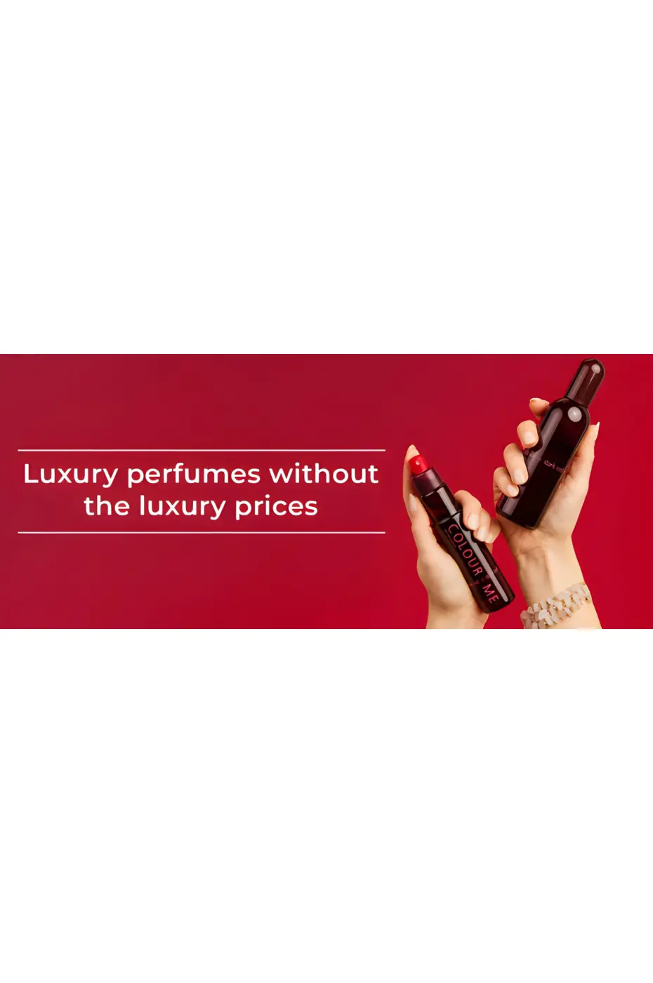 Élégance et Qualité Deux flacons de parfum Colour Me Dark Red tenus par des mains sur fond rouge. Slogan : luxe sans prix du luxe.