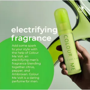 Main tenant un flacon vert de Colour Me Volt sur fond abstrait avec texte décrivant des notes d'agrumes, poivre et ambroxan.