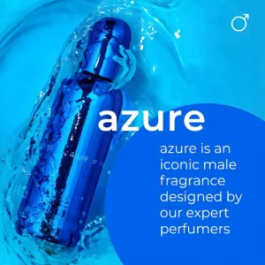 Bouteille de parfum Colour Me Azure tombant dans l'eau, avec éclaboussure sur fond bleu.