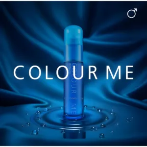Flacon bleu Colour Me Azure Homme 50ml, sur une surface d'eau avec ondulations. Représentation fraîche et aquatique du parfum.