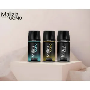 Trois déodorants Malizia Uomo (Aqua, Gold, Silver) alignés sur un socle blanc minimaliste devant un arrière-plan épuré.