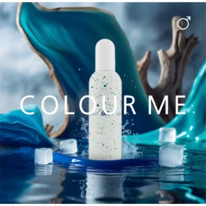 Flacon Colour Me au milieu d'éclaboussures d'eau et de glaçons. Ambiance fraîche aux tons bleu et turquoise.