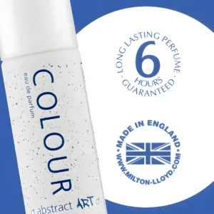 Homme élégant tenant le flacon de l'Eau de Parfum Colour Me Abstract 50ml, ambiance sombre et moderne.