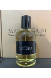 Flacon du parfum féminin VALORA (Maison Griri) 100ml sur fond marron. Liquide ambré.