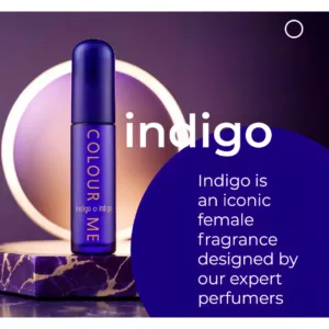 Flacon Colour Me Indigo sur fond violet : parfum féminin aux notes florales, boisées et ambrées, chic et longue tenue.