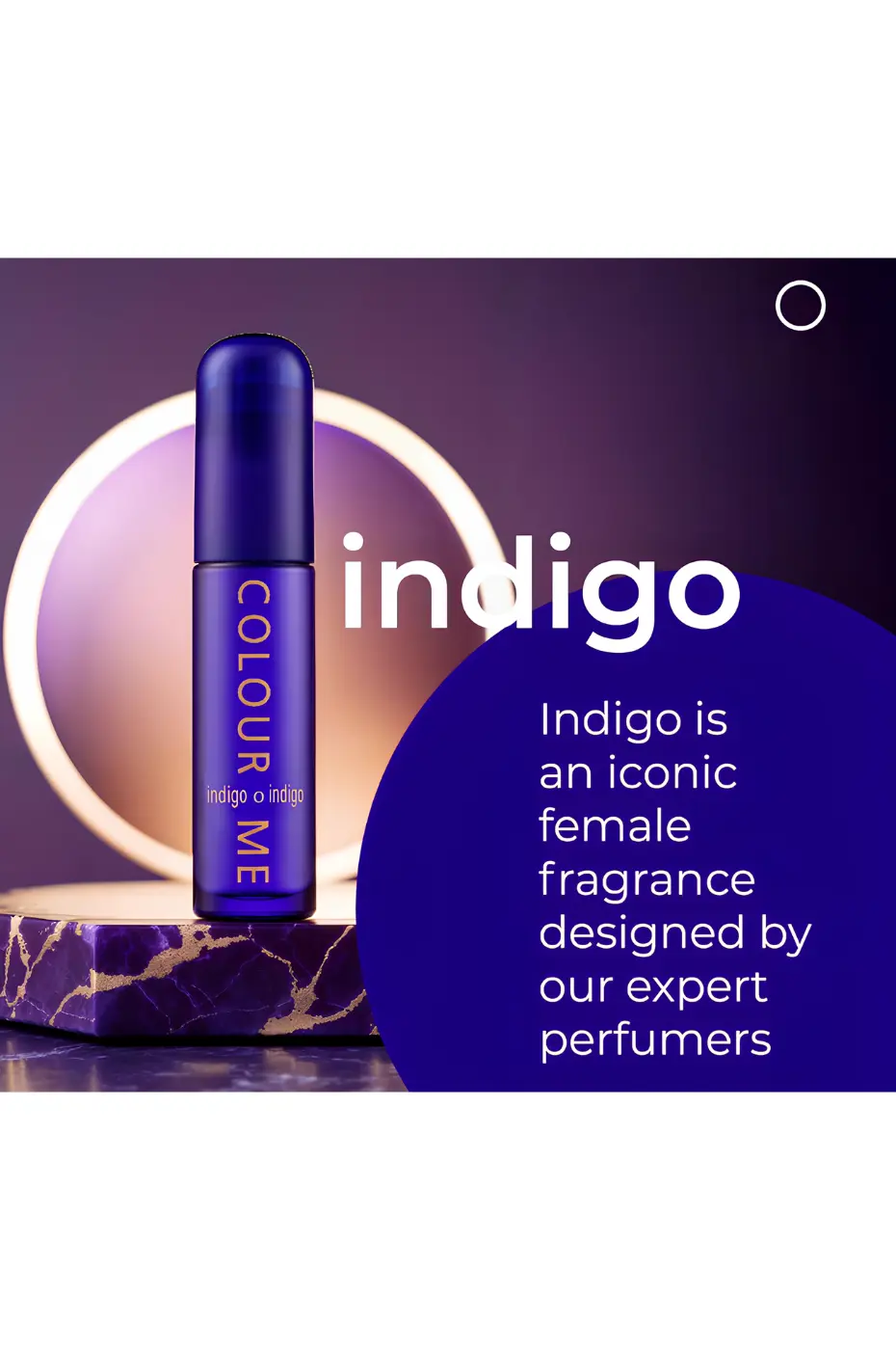 Parfum Femme Chic Flacon Colour Me Indigo sur fond violet : parfum féminin aux notes florales, boisées et ambrées, chic et longue tenue.
