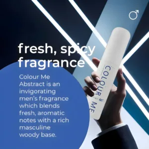 Main tenant le flacon Colour Me Abstract Art EDP. Un parfum masculin frais, épicé et boisé pour homme élégant.