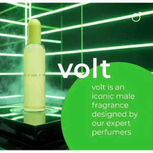 Flacon Colour Me Volt dans un décor néon vert futuriste avec fumée. Slogan : Volt, une fragrance masculine iconique, conçue par nos experts.