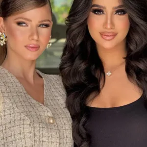 Deux femmes avec un maquillage impeccable et un teint lisse grâce au fond de teint Skin Twin Cover fini satiné naturel.
