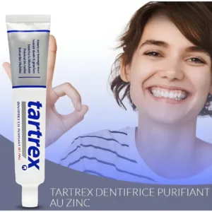 Femme souriante tenant un tube de dentifrice TARTREX au Zinc. Un sourire sain et éclatant.