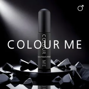 Flacon noir mat Colour Me Black pour homme, posé sur socle brillant avec pierres noires et symbole masculin.