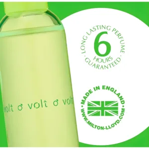Gros plan sur le flacon Colour Me Volt. Détails : parfum longue tenue garanti 6 heures et fabrication "Made in England".