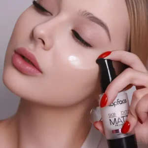 Femme appliquant la base Topface Skin Editor sur sa joue. Démonstration de l'effet lissant et matifiant immédiat.