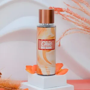 Brume parfumée Rimita Chic and Glam, flacon 200ml orange sur socle blanc avec pétales et fleurs séchées.