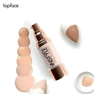 Flacon pompe de fond de teint Topface Instyle avec gouttes de nuances beige clair à médium et éponges de maquillage.