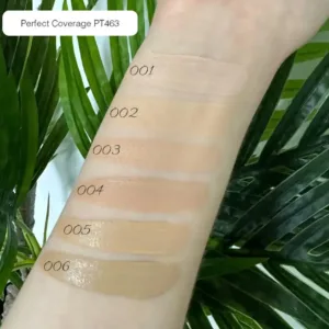 Swatches des 6 premières teintes du fond de teint Topface Instyle Perfect Coverage sur un bras clair devant des feuilles.