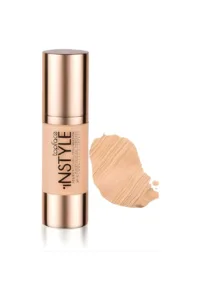 Flacon doré de fond de teint Topface Instyle avec échantillon de texture crème beige clair sur fond blanc.