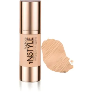 Flacon doré de fond de teint Topface Instyle avec échantillon de texture crème beige clair sur fond blanc.